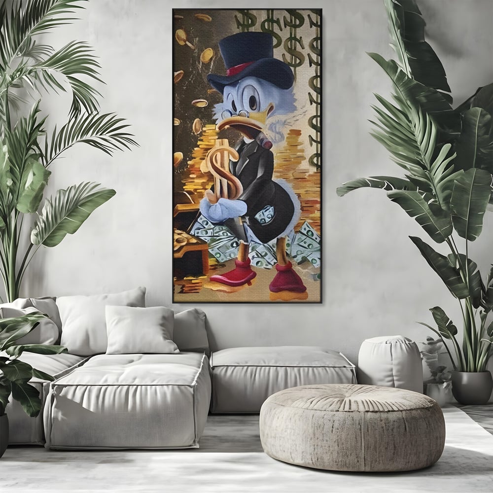 Tablou canvas cu tablou canvas cu scrooge duck si bani, in rama de aluminiu negru, pe perete intr-un living